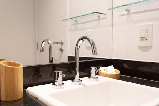 Banheiro de apartamento para alugar com 1 quarto, 32m² em Pinheiros, São Paulo