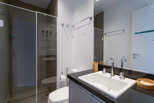 Banheiro de apartamento para alugar com 1 quarto, 32m² em Pinheiros, São Paulo