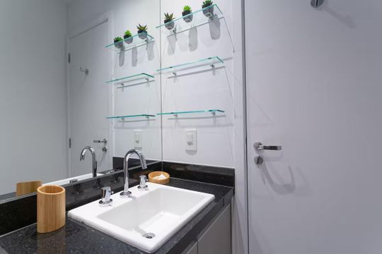 Banheiro de apartamento para alugar com 1 quarto, 32m² em Pinheiros, São Paulo