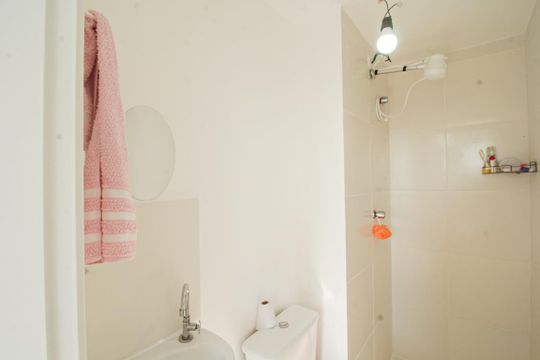 Banheiro de kitnet/studio para alugar com 1 quarto, 17m² em Chácara Inglesa, São Paulo