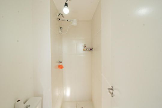 Banheiro de kitnet/studio para alugar com 1 quarto, 17m² em Chácara Inglesa, São Paulo