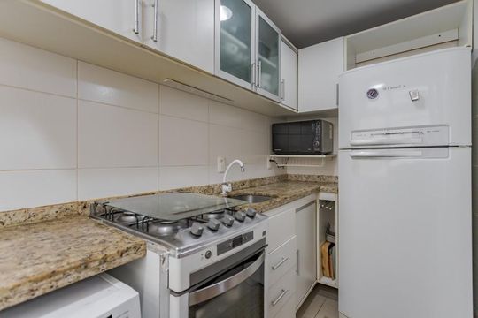 Cozinha e Área de Serviço de apartamento à venda com 2 quartos, 55m² em Petrópolis, Porto Alegre