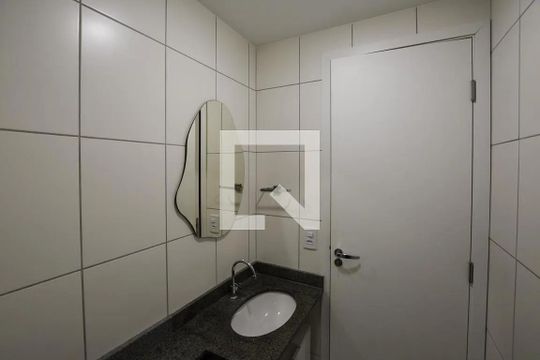 Banheiro de apartamento para alugar com 1 quarto, 31m² em Vila Sonia, São Paulo