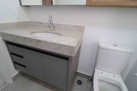 Banheiro da Suíte 2 de apartamento para alugar com 2 quartos, 96m² em Gávea, Uberlândia