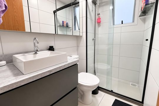 Banheiro de apartamento à venda com 2 quartos, 60m² em Olaria, Canoas