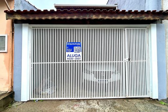Placa instalada na fachada do imóvel  de casa para alugar com 2 quartos, 125m² em Jardim Adriana, Guarulhos