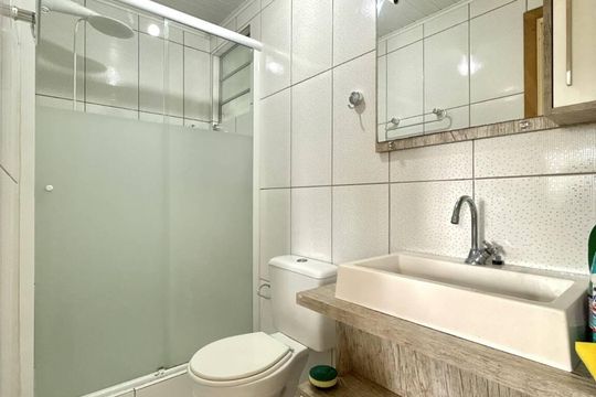 Banheiro de apartamento para alugar com 1 quarto, 41m² em São Sebastião, Porto Alegre
