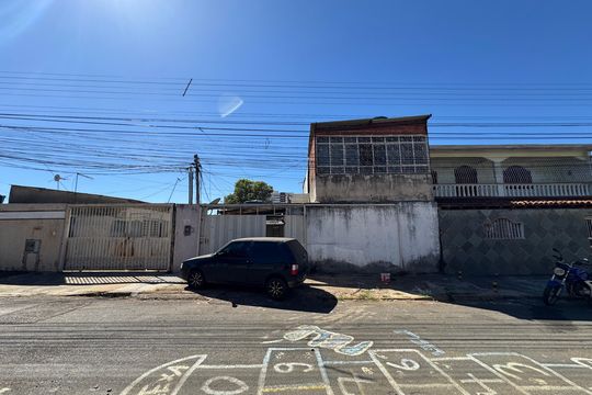 Fachada de longe de casa à venda com 8 quartos, 249m² em QNM 23, Brasília