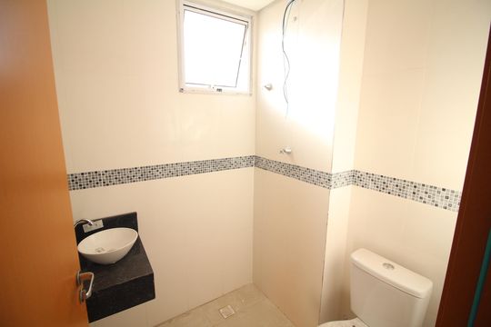 Banheiro de apartamento à venda com 2 quartos, 55m² em Novo das Indústrias, Belo Horizonte