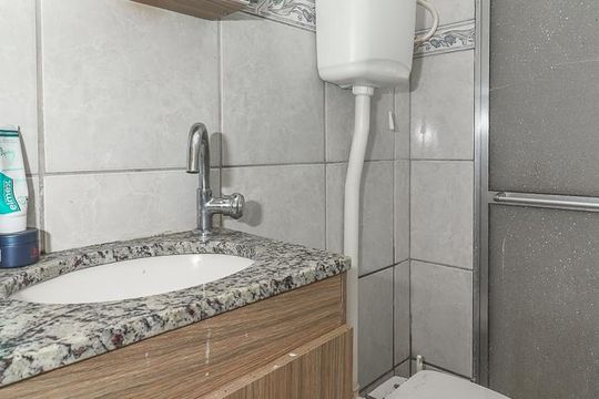Banheiro de apartamento à venda com 1 quarto, 54m² em Jardim Sabará, Porto Alegre