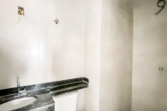 Banheiro  de apartamento à venda com 2 quartos, 40m² em Vila Carmosina, São Paulo