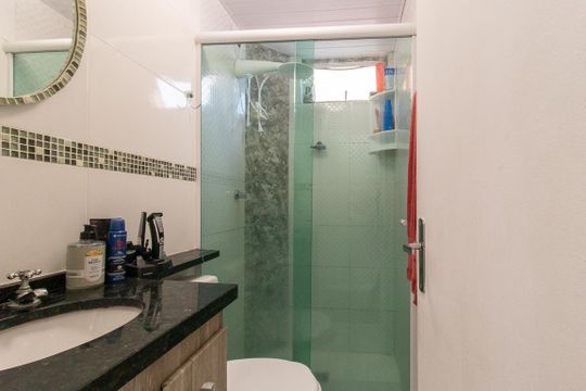 Banheiro Social de apartamento à venda com 3 quartos, 53m² em Fazendinha, Curitiba