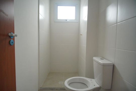 banheiro  de apartamento para alugar com 2 quartos, 46m² em São Jorge, Novo Hamburgo