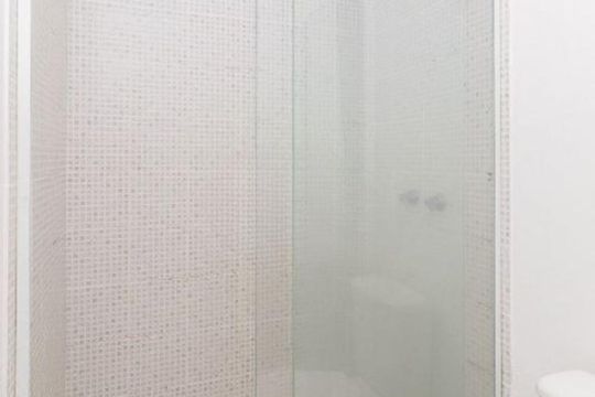 Banheiro de apartamento para alugar com 2 quartos, 55m² em Passo d’Areia, Porto Alegre