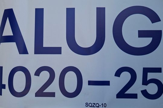 Placa instalada  de casa para alugar com 4 quartos, 450m² em Horto Florestal, Salvador