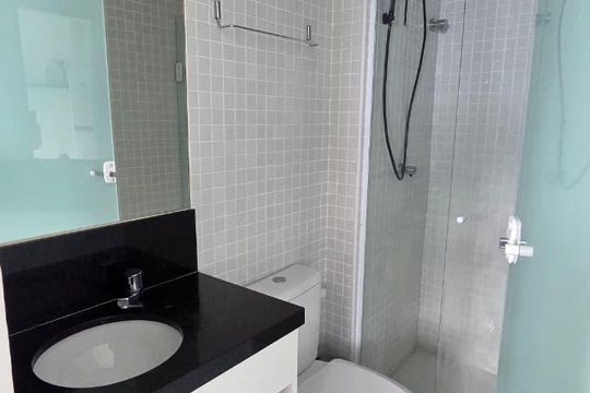 Banheiro de apartamento para alugar com 1 quarto, 18m² em Costa Azul, Salvador