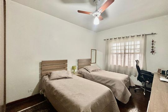 Quarto 2 de casa à venda com 2 quartos, 200m² em Vila Bertioga, São Paulo