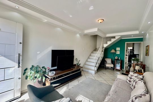 Sala de casa para alugar com 2 quartos, 200m² em Vila Bertioga, São Paulo