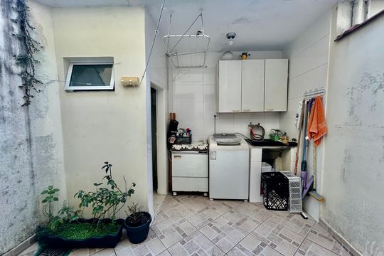 Quintal/Lavanderia de casa à venda com 2 quartos, 200m² em Vila Bertioga, São Paulo