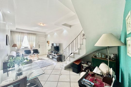 Sala de casa para alugar com 2 quartos, 200m² em Vila Bertioga, São Paulo