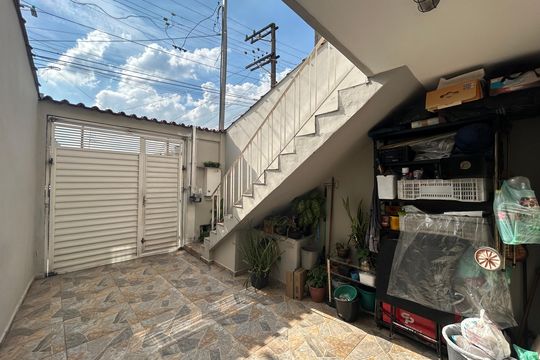 Garagem de casa à venda com 2 quartos, 200m² em Vila Bertioga, São Paulo