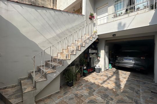 Garagem de casa à venda com 2 quartos, 200m² em Vila Bertioga, São Paulo