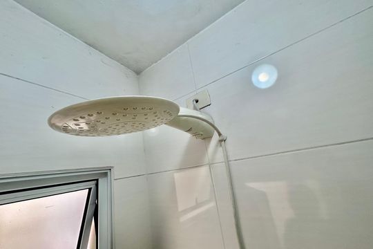 Banheiro de serviço de casa à venda com 2 quartos, 200m² em Vila Bertioga, São Paulo