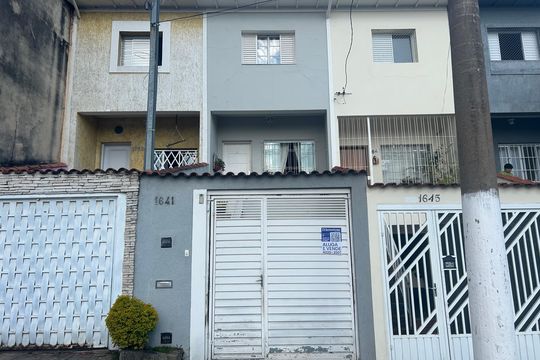 Fachada de casa à venda com 2 quartos, 200m² em Vila Bertioga, São Paulo