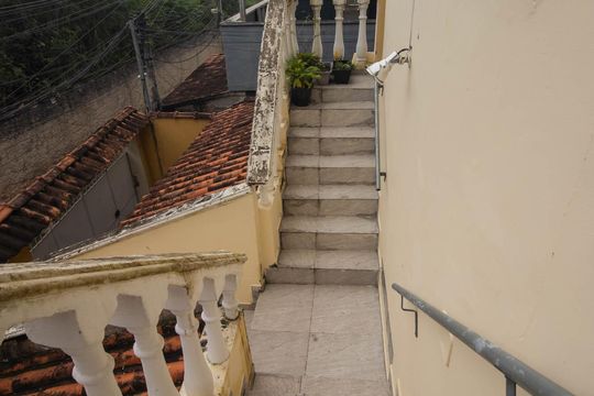 Escada de casa para alugar com 2 quartos, 80m² em Rocha, São Gonçalo