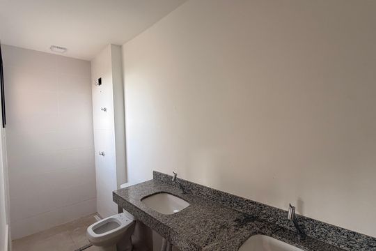 Banheiro da Suíte 1 de casa de condomínio para alugar com 2 quartos, 249m² em Conjunto Residencial Storil, Aparecida de Goiânia