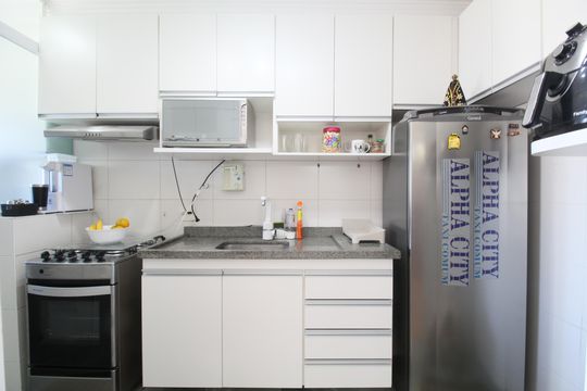 Cozinha de apartamento à venda com 2 quartos, 56m² em Jardim Henriqueta, Taboão da Serra