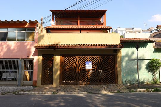 Fachada do imóvel - Placa grande instalada no portão do imóvel dia 06.07.2026 - Código da placa: TZWM-1050 de casa à venda com 3 quartos, 320m² em Jardim Nossa Senhora do Carmo, São Paulo