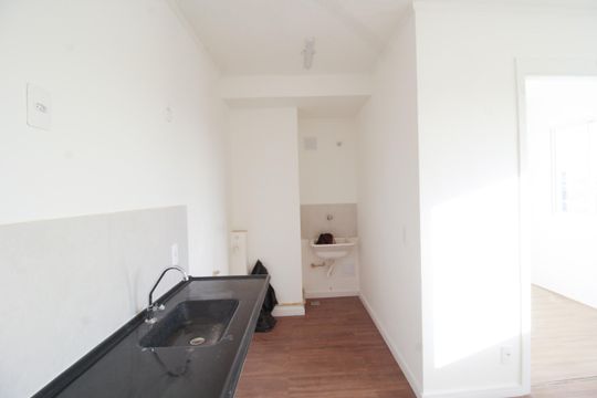 Cozinha de apartamento para alugar com 2 quartos, 32m² em Parque Pan Americano, São Paulo