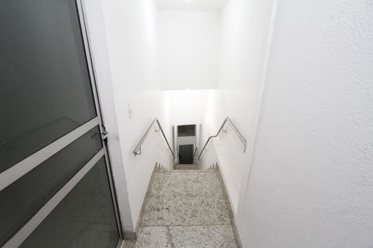 Escada de kitnet/studio para alugar com 1 quarto, 40m² em Betânia, Belo Horizonte
