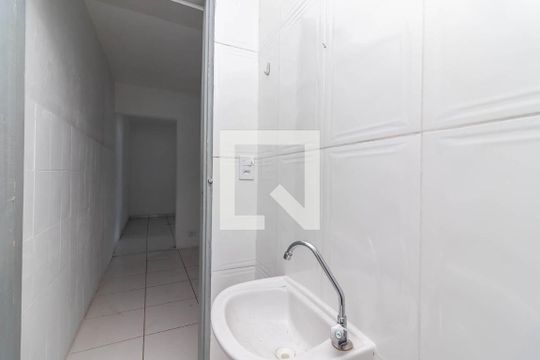 Banheiro de casa para alugar com 1 quarto, 40m² em Parque Peruche, São Paulo