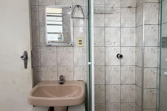 Banheiro de apartamento para alugar com 1 quarto, 39m² em José Menino, Santos