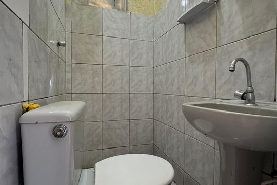 Banheiro de kitnet/studio para alugar com 1 quarto, 20m² em Ceilândia, Brasília