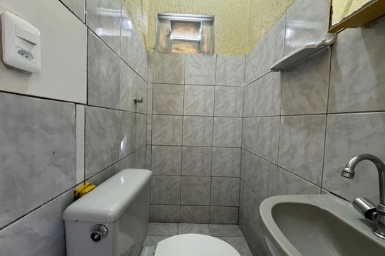 Banheiro de kitnet/studio para alugar com 1 quarto, 20m² em Ceilândia, Brasília