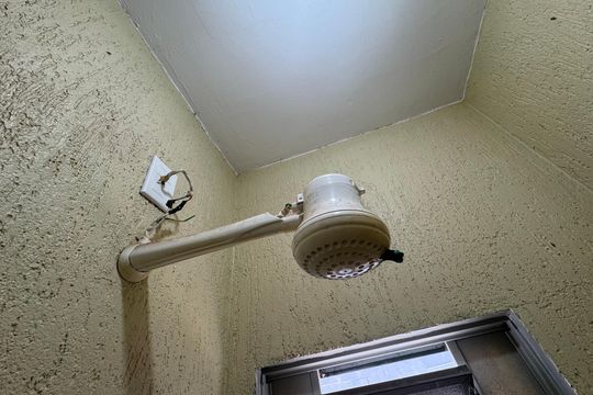 Banheiro de kitnet/studio para alugar com 1 quarto, 20m² em Ceilândia, Brasília