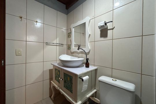 Banheiro de apartamento para alugar com 1 quarto, 50m² em Lagoa da Conceição, Florianópolis