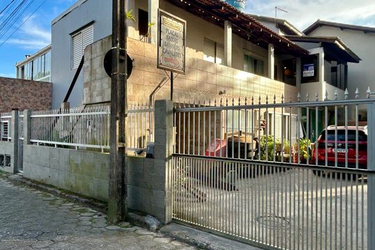 Fachada de apartamento para alugar com 1 quarto, 50m² em Lagoa da Conceição, Florianópolis