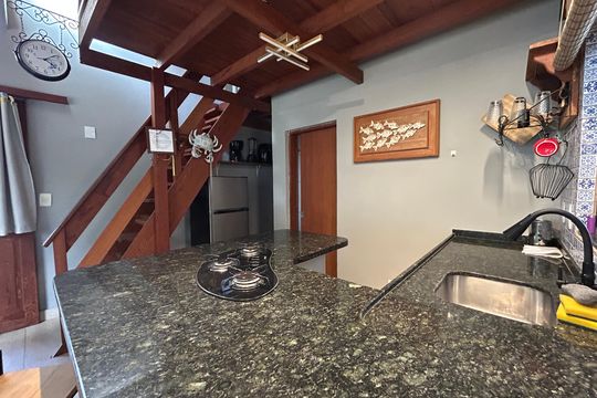 Cozinha de apartamento para alugar com 1 quarto, 50m² em Lagoa da Conceição, Florianópolis