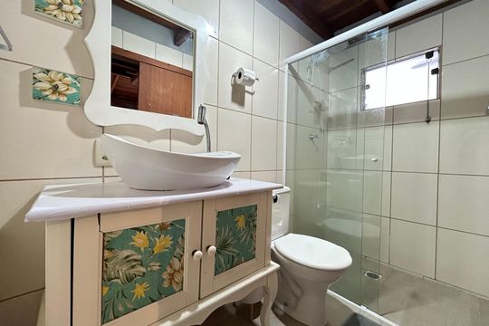 Banheiro  de apartamento para alugar com 1 quarto, 50m² em Lagoa da Conceição, Florianópolis
