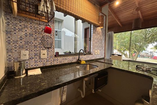 Cozinha de apartamento para alugar com 1 quarto, 50m² em Lagoa da Conceição, Florianópolis