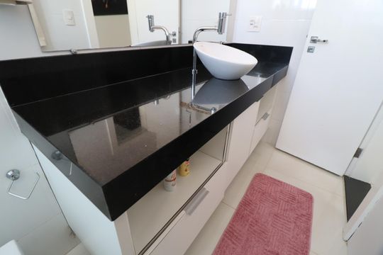 Banheiro do Quarto 1 de casa de condomínio para alugar com 3 quartos, 350m² em Nova Uberlândia, Uberlândia