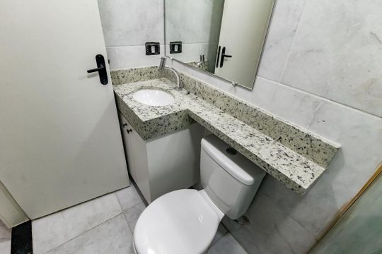 Banheiro da Suíte de casa para alugar com 2 quartos, 48m² em Parque Regina, São Paulo