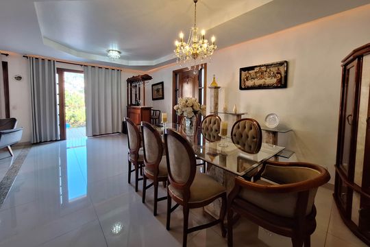 Sala de casa à venda com 6 quartos, 352m² em Charitas, Niterói