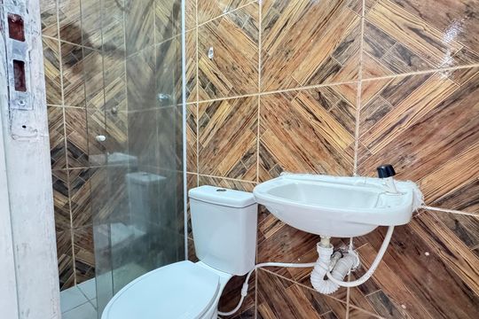 Banheiro de kitnet/studio para alugar com 1 quarto, 48m² em Mussurunga, Salvador