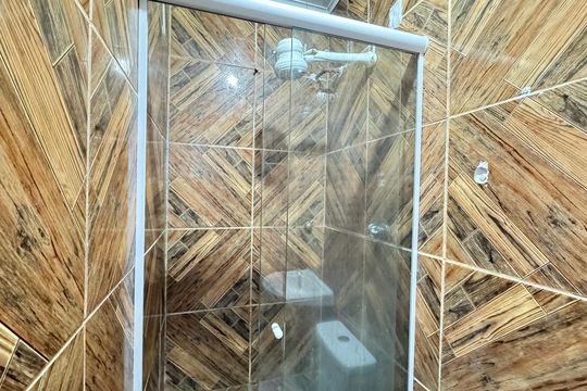 Banheiro de kitnet/studio para alugar com 1 quarto, 48m² em Mussurunga, Salvador