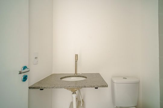 Banheiro de kitnet/studio à venda com 1 quarto, 28m² em Vila Sonia, São Paulo